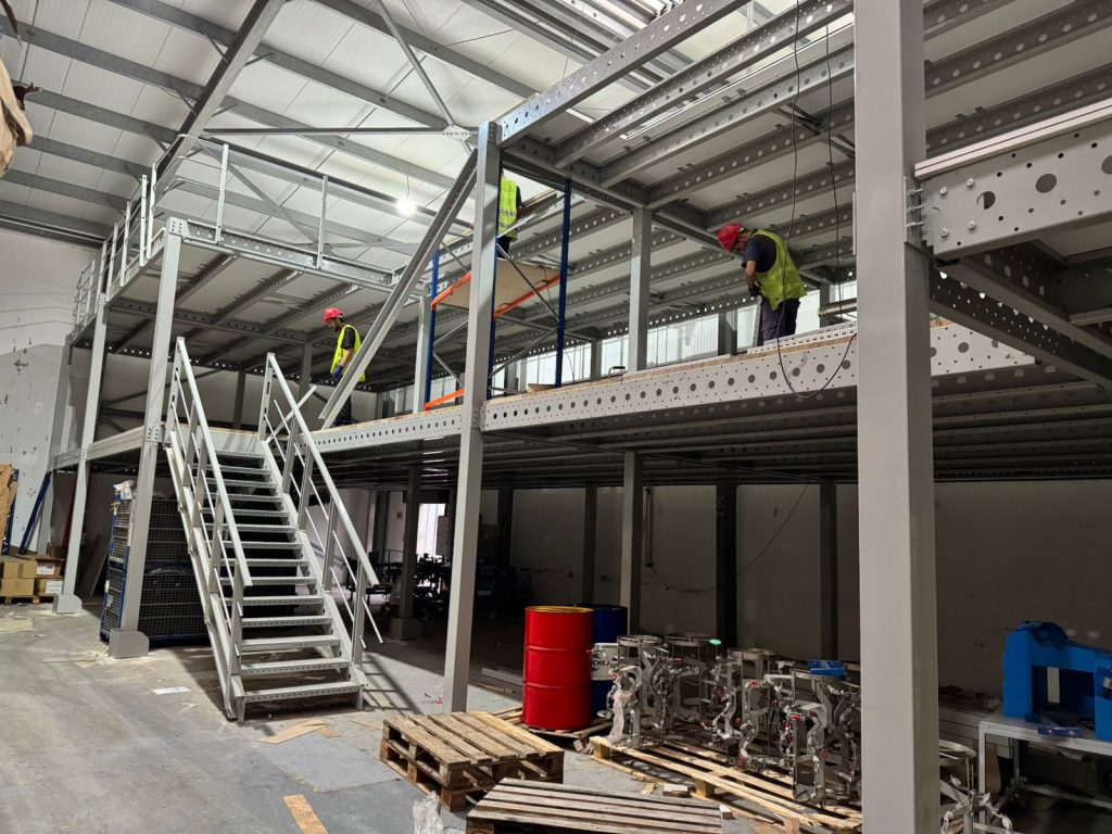 Expertise Rackit Rayonnage en action – Mezzanine 2 niveaux livrée à Tanger